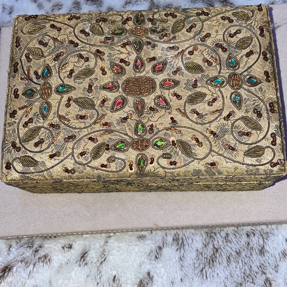 Beautiful jewelry box , string is broken broken inside so lid does not stay up